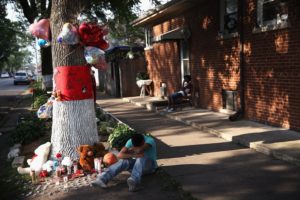 Image: Makeshift memorial for a crime victim in Chicago